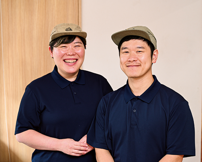 店主の新井源己さん・菜月さん夫妻。2022年にオープン後、瞬く間に人気店に。夏は冷やし専門店として営業。
