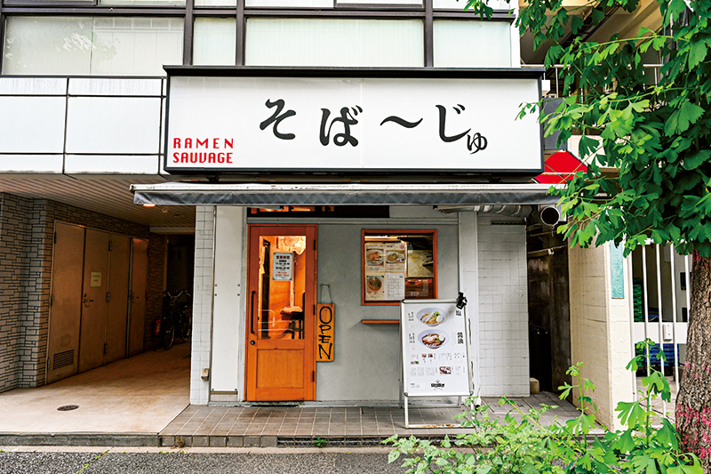 どこかビストロを感じさせる店構えや内装。カウンターのみで、女性一人でも入りやすい。