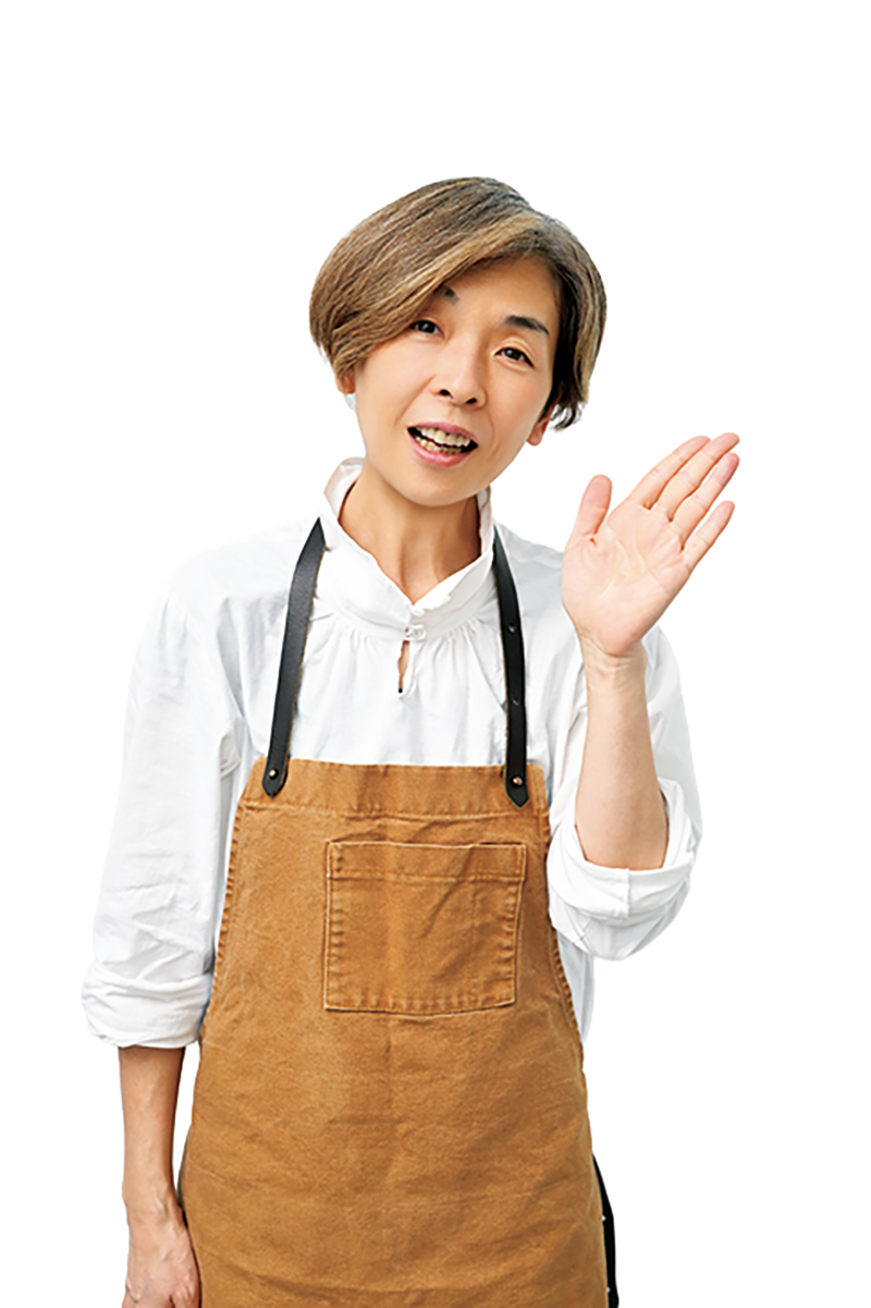 料理研究家・ダンノマリコさん。「和えにくいときは、水を大さじ1ほど加えて！」とアドバイスも