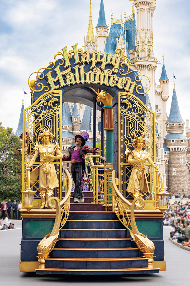 『プリンセスと魔法のキス』のヴィランがパレードの始まりを告げる。ドクター・ファシリエ（C）Disney&nbsp;