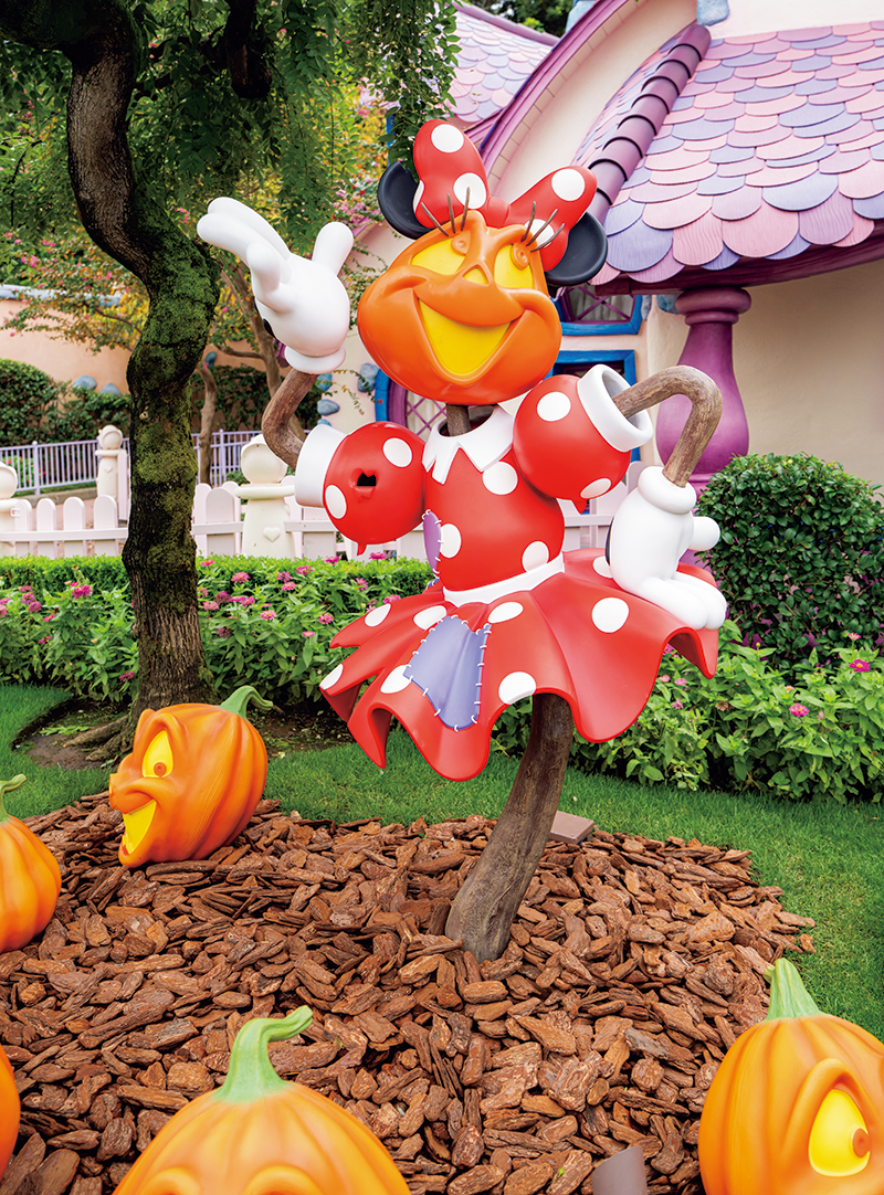 ミニーの家のお庭もハロウィーン仕様のミニーカカシが！