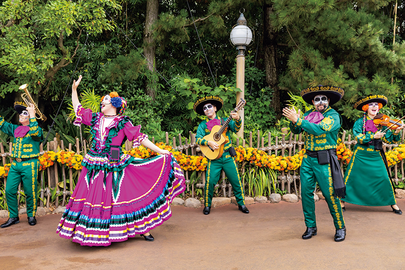 メキシコの伝統文化の歌とダンスを披露。死者の日をゲストとともに祝う（C）Disney&nbsp;