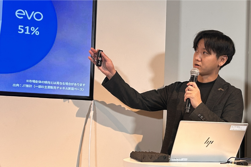 人気NO.1フレーバー「エボ・カカオ・ミント・クリスタル」の魅力を語る粕谷純平さん