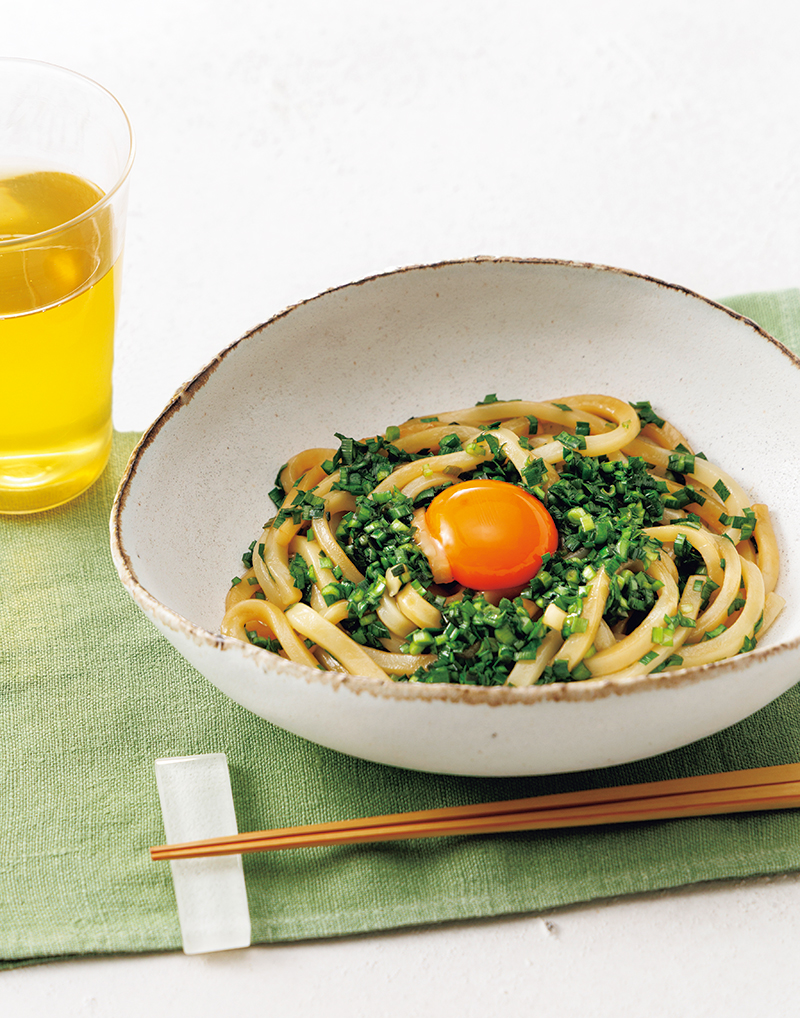あったか冷凍うどんレシピ。写真は、「にらあえうどん卵黄のせ」