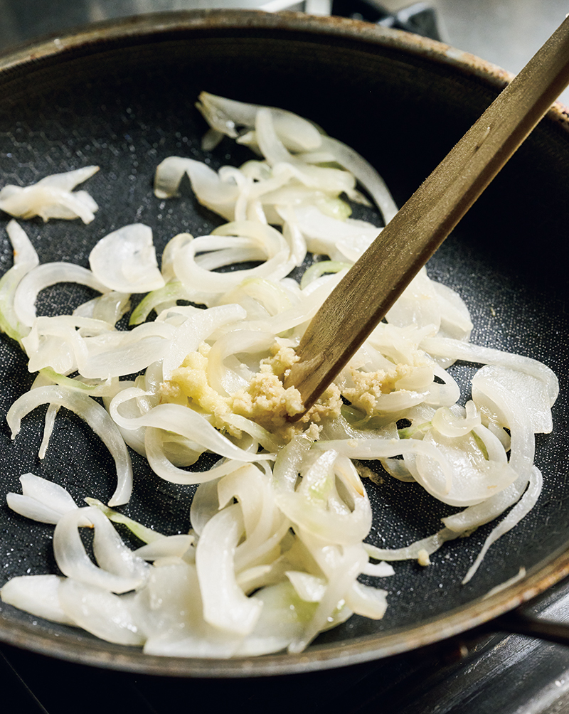 玉ねぎは薄切りでOK。甘みをしっかり引き出し、味のベースを作る。