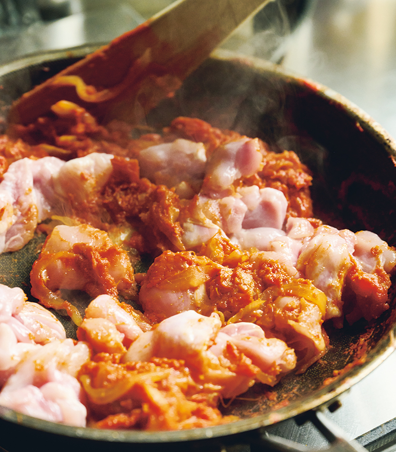 鶏肉は混ぜながら炒めて。チリペッパー小さじ1を足すと辛みが増す。