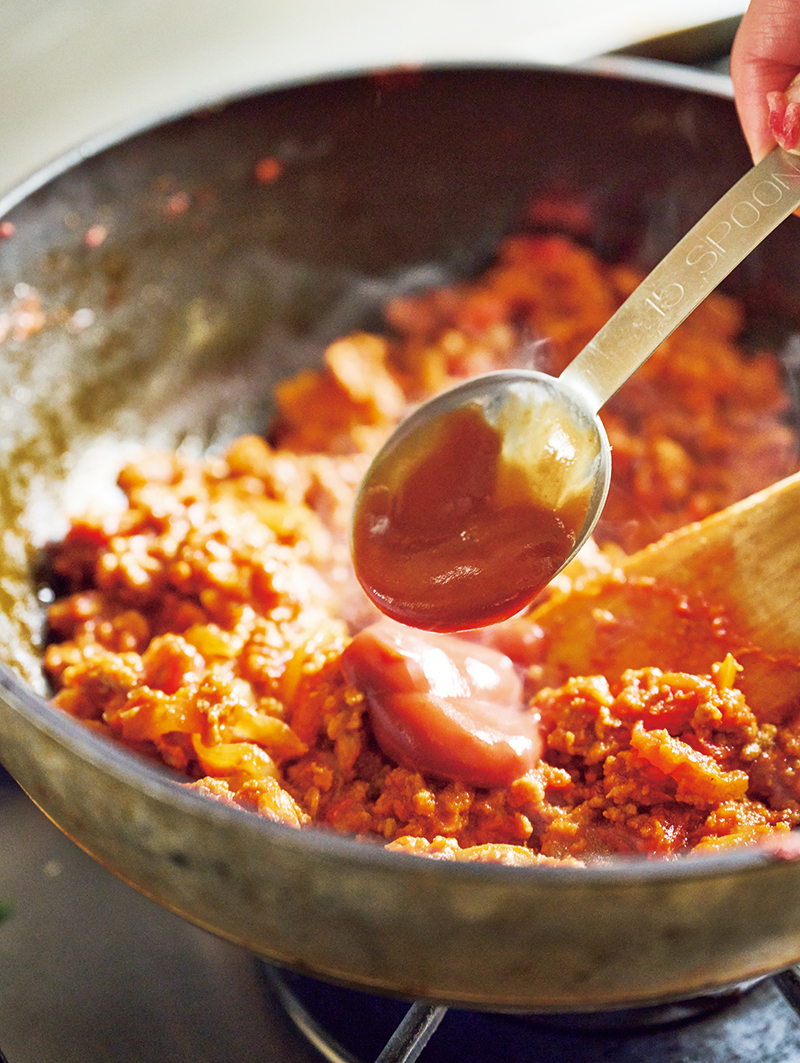 ひき肉のカレーは甘みを足した方がコクが出ておいしいので、ケチャップ大さじ1を隠し味に。