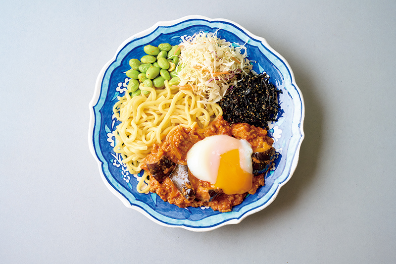 麺から時計回りに、枝豆の七味炒め、カットキャベツ、ひじきのごまポン酢、ひき肉となすのカレー、温泉卵