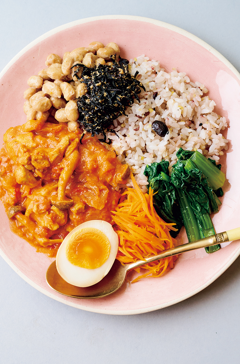 ご飯から時計回りに、小松菜のだしびたし、にんじんのカレー炒め、酢じょうゆの味玉、チキンときのこのカレー、納豆、ひじきのごまポン酢