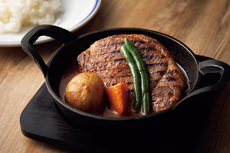 『はまぽーくの贅沢スパイスカレー』（1600円）。オリジナルスパイスに漬け込み、グリルしたはまぽーくは脂の甘みがあり、ジューシーで上品な味わい。