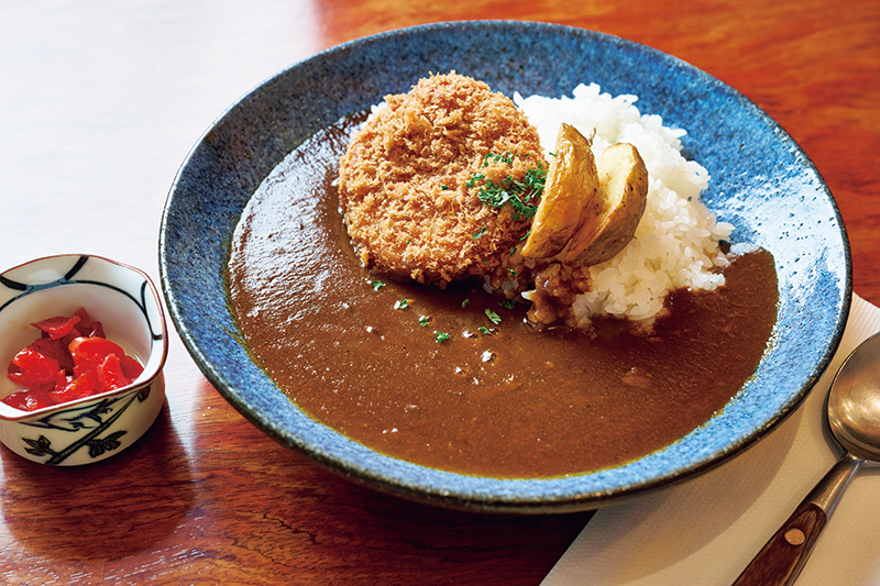 素材の旨みや甘みがしっかり行き渡り、スパイスがピリッと効いたカレーとしっとりやわらかなカツレツが共演する『老舗コラボカツカレー』（1500円）は絶品。横浜野菜のポテトもホクホク。