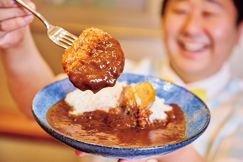 目に見える具材はないのに奥行きのあるカレーと、軽やかに噛み切れるサクサクのカツレツに悶絶！