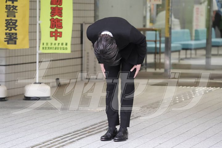 報道陣に深々と頭を下げた（2026年9月25日）