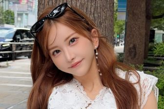 《カメラに向けたハンドサインの意味》カリスマキャバ嬢ヤマトリノ、逮捕でも「屈しない」“ググッ…