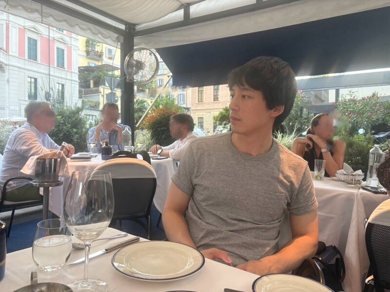 食事中の坂口（インスタグラムより）