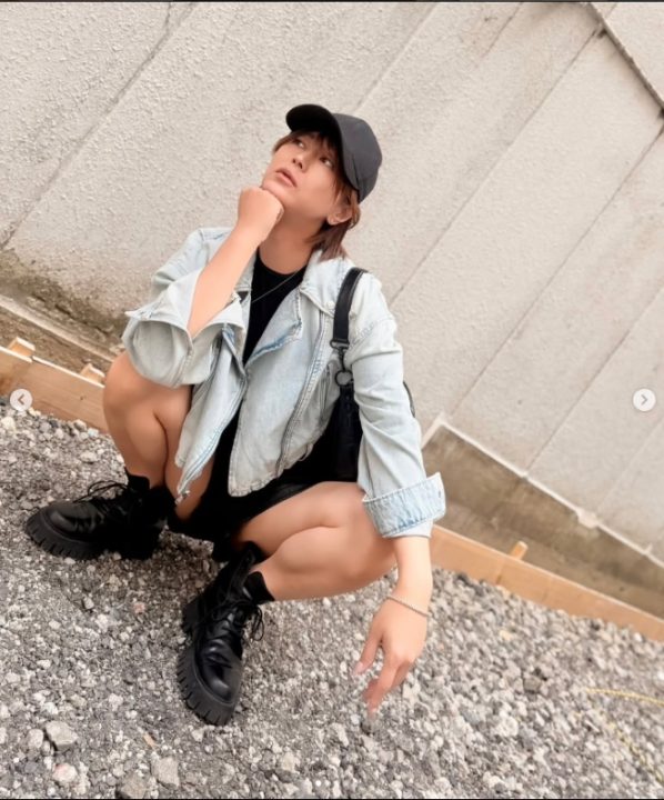 ムダ毛一つない美脚を披露(氷川のインスタグラムより)