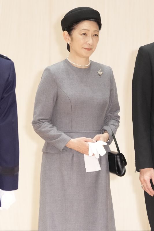 髪も普段のハーフアップやおろしヘアとは異なり、きっちりとまとめられていた。（2026年9月、写真／JMPA）