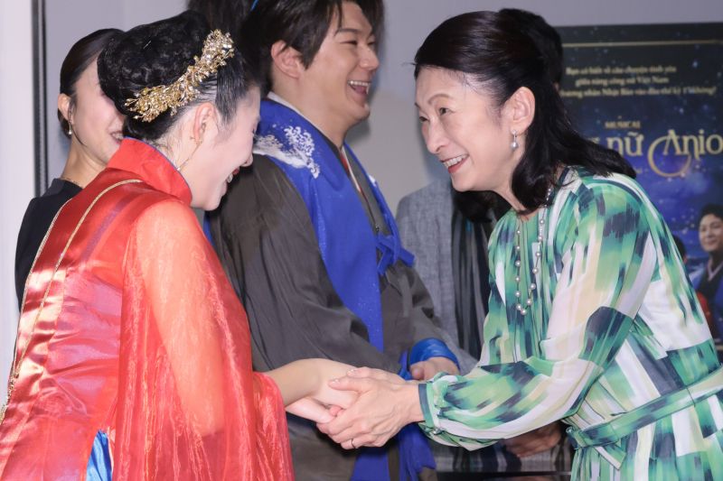 鑑賞の後はご懇談も。（2026年9月、写真／JMPA）