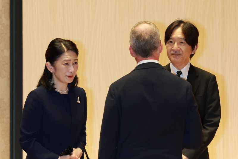 出迎えの関係者に挨拶される場面も。（2026年9月、写真／JMPA）