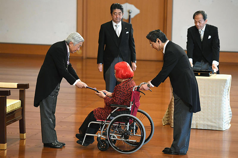 16年には功績が認められ、文化勲章が上皇さまより草間さんに贈られた（写真／共同通信社 ）