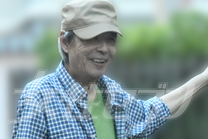 記者の取材に笑顔で応じる森本さん