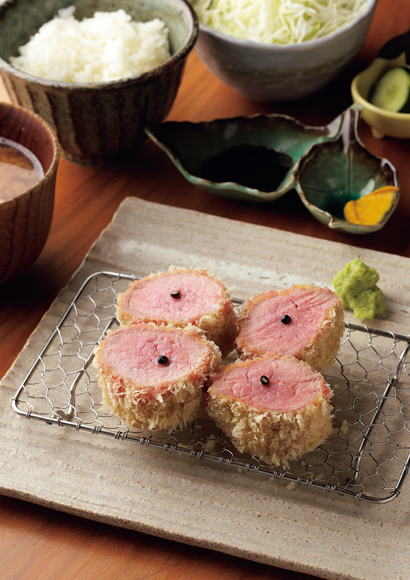 「とんかつ 土本」。群馬県の熟成あわ雪ポークを使った『ヒレカツ御膳』（4700円）。淡いピンク色の断面に生こしょうをのせて。ヒレは噛んだ瞬間、ほどけるほど柔らかく、繊細で軽やか。わさび塩が熟成肉の旨みをより際立てる。