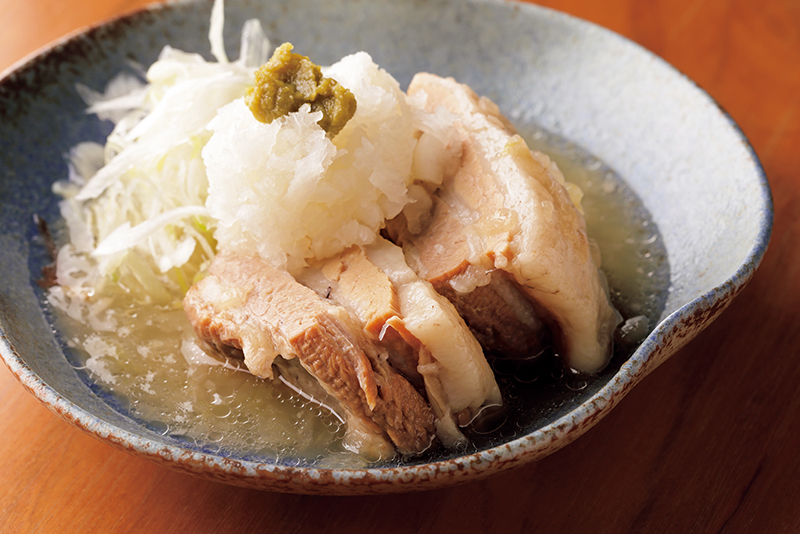 3時間ほど煮込む名物の『白い角煮』（900円）。脂が重くなく、しっとりした肉質で、大根おろしとゆずこしょうの清涼感が好相性。