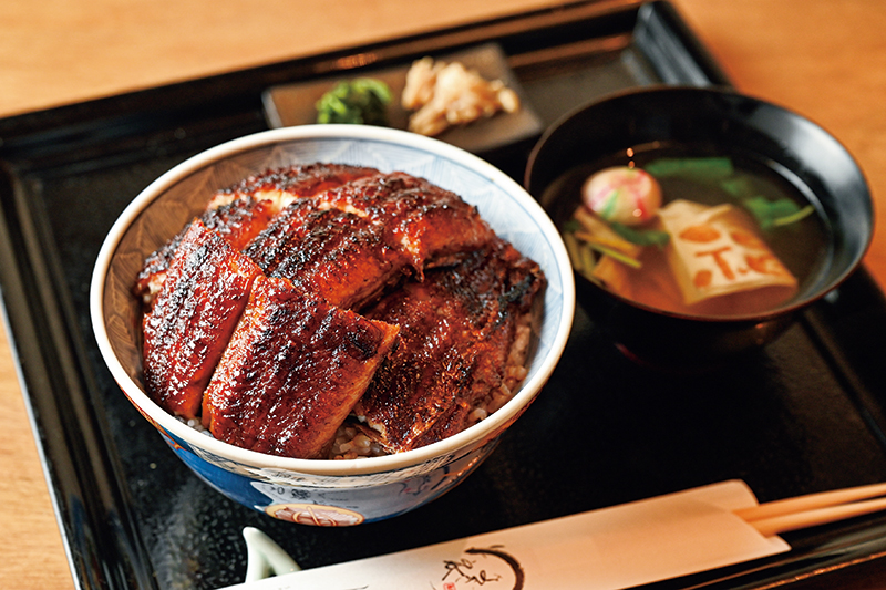 『うなぎ上丼』（5800円）。皮が柔らかく、尾まで肉厚で上質な青鰻を厳選。みりんを塗って焼き、たれに浸けるのは1度だけ。地焼きのパリパリ食感がたまらない！