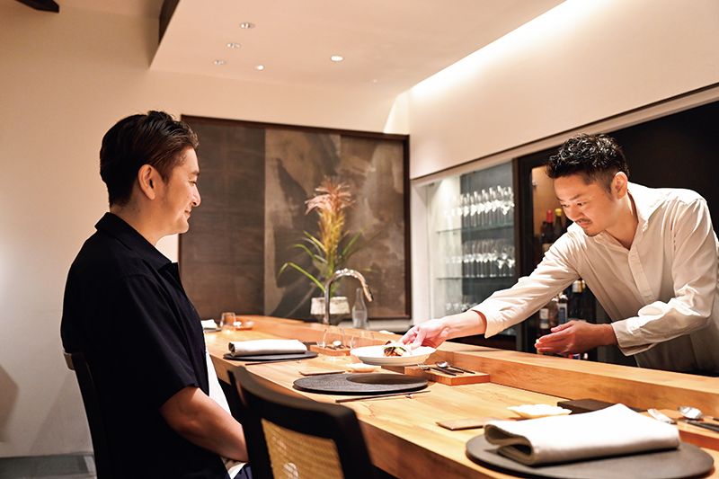 料理はコースでディナー1万7600円（要予約、別途サービス料10%がかかります）。