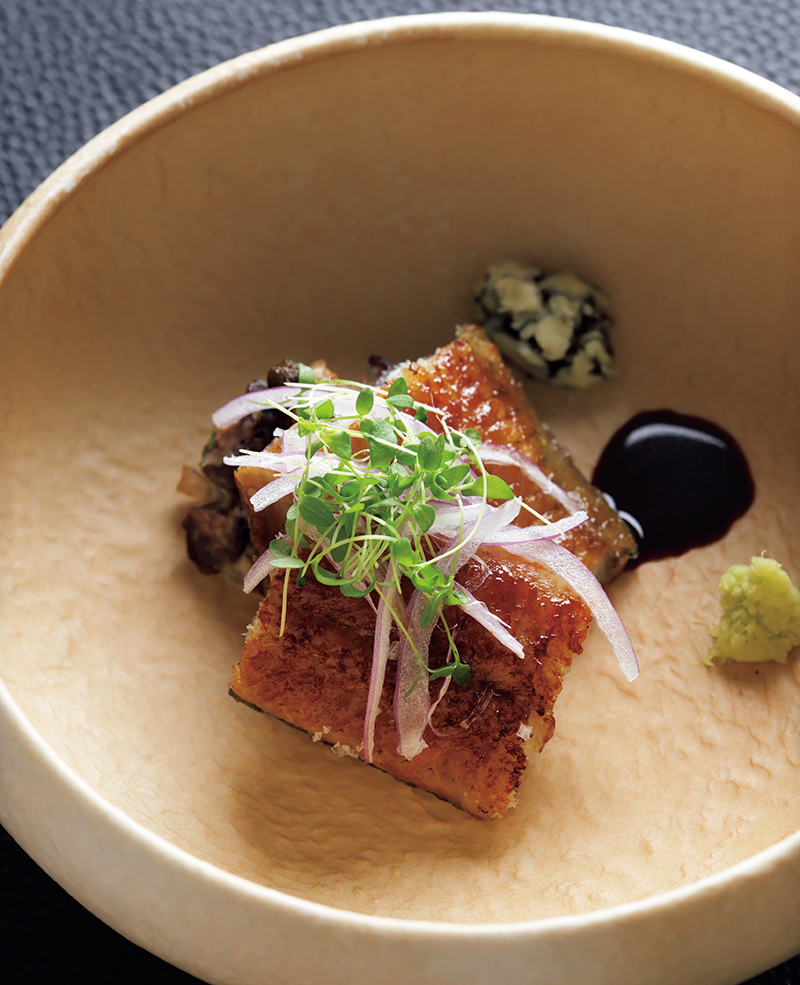 愛知名産の鰻は定番の食材。白ワインを塗って炭火で香ばしく焼いた鰻には、ブルーチーズや赤ワインのソースが絶妙にマッチ。キンメダイと素揚げにした鰻の肝をたたいたなめろうを添えて。