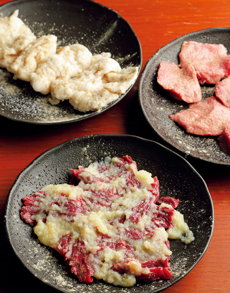 上からジューシーな『ホルモン』（660円）、旨みの強い『タン』（1430円）、人気No.1の禁断の『にんにくサガリ』（990円）。脂身が少ないサガリは大人気！