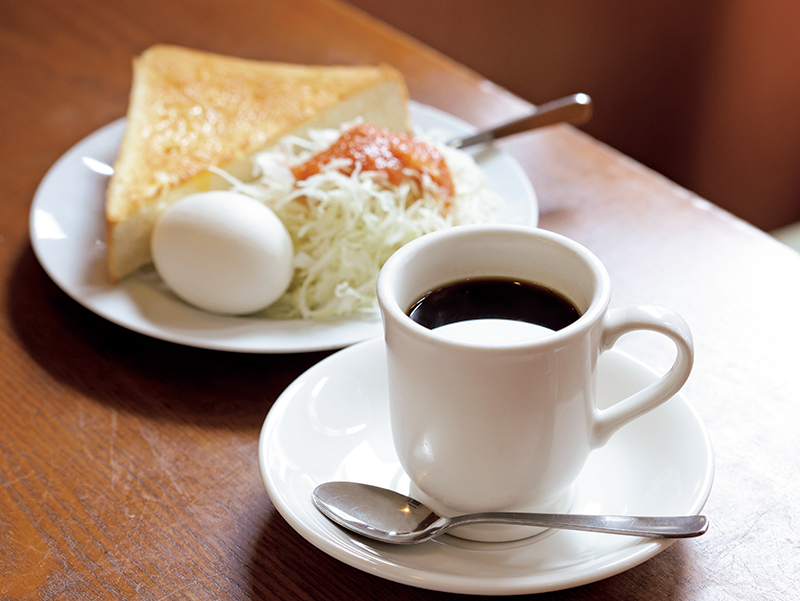 名古屋名物のモーニングサービスは7～11時。コーヒー1杯500円にトースト、ゆで卵、サラダが付いて嬉しい！