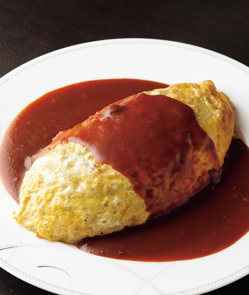 『オムライス』（1400円）。ケチャップライスの肉には国産和牛を、デミグラスソースには牛肉のスジからとっただしを贅沢に使用。黒毛和牛のステーキを看板に掲げる老舗だからできるワザ。