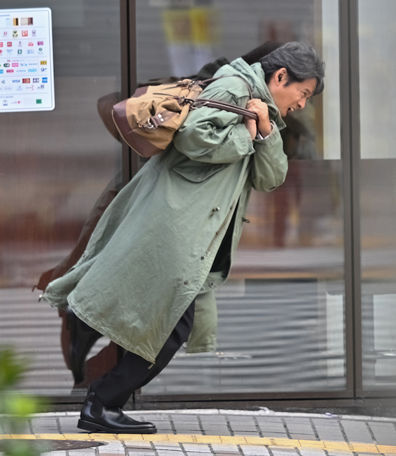 最新作の撮影で全力疾走する織田（2025年10月）