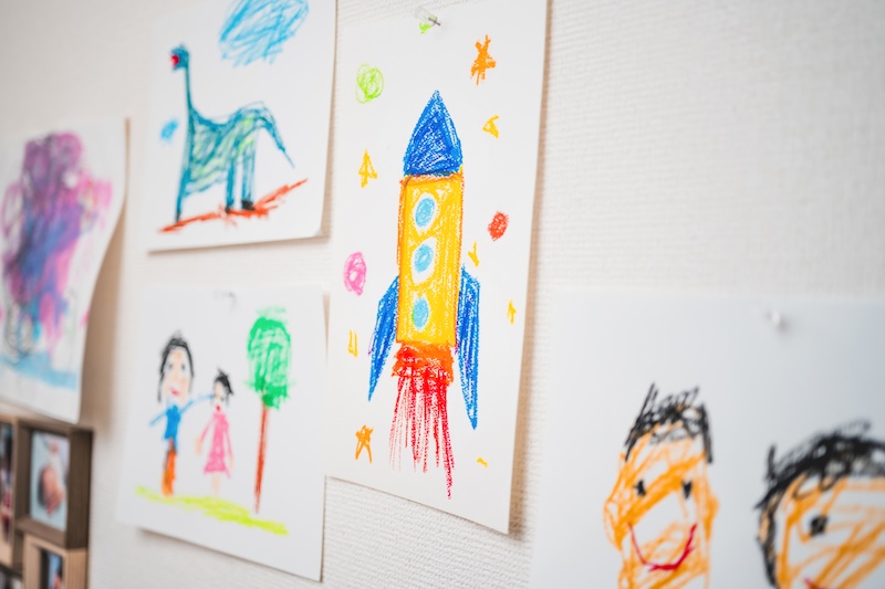 成長の証である子どもの作品や学用品（写真／PIXTA）