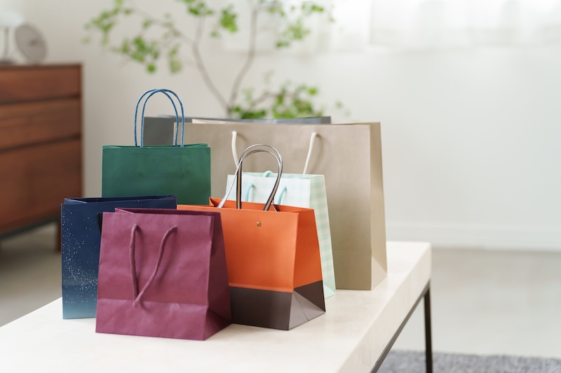 レジ袋に続き、紙袋も有料化したお店が多くなった（写真／PIXTA）