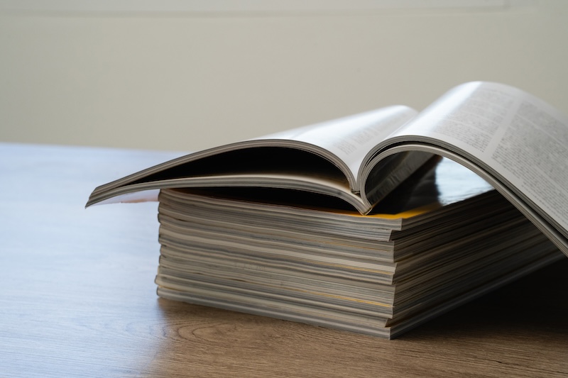 デジタル版の本や雑誌を楽しむ人も（写真／PIXTA）