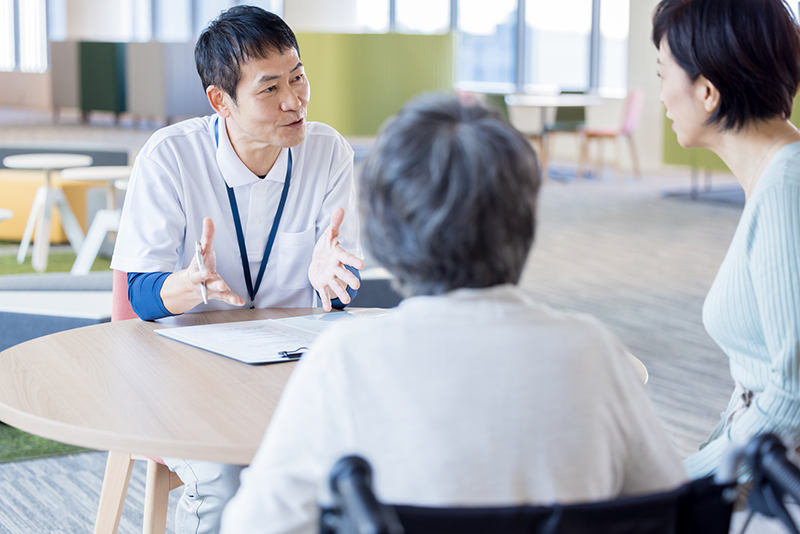 見学時には施設長やスタッフと直接話をすることが重要（写真／PIXTA）