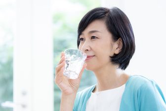 《腸が若くなる最強の生活習慣》大腸の動きを活性化させる「朝一番の炭酸水」、室内で簡単にでき…