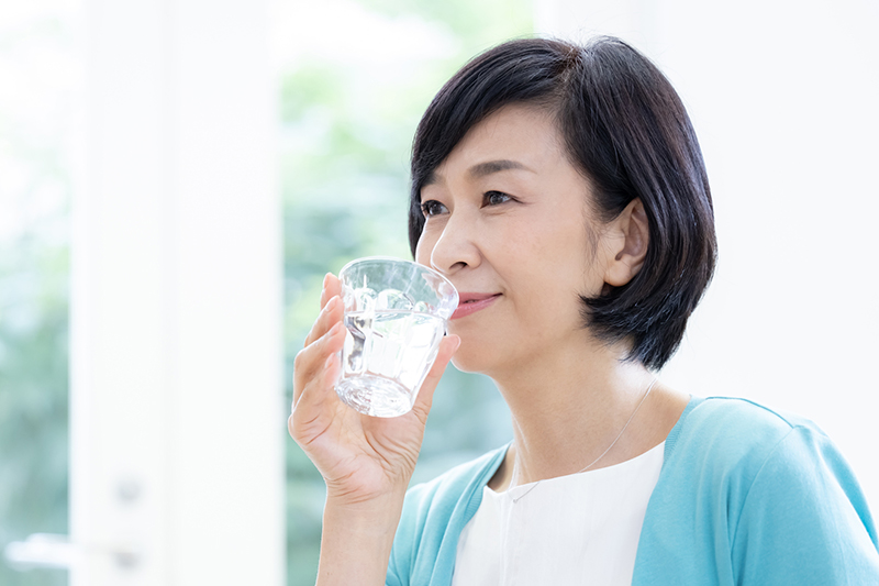 大腸のぜん動運動を促すために朝一番の水分補給が重要になる（写真／PIXTA）
