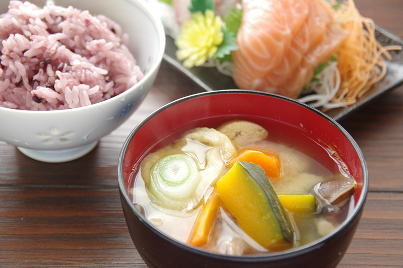 具だくさんのみそ汁やスープが腸のために大切だ（写真／PIXTA）