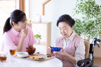 《高齢者ホームの落とし穴》請求書を見たら「レクリエーション参加費」「買い物代行費」など“想定…