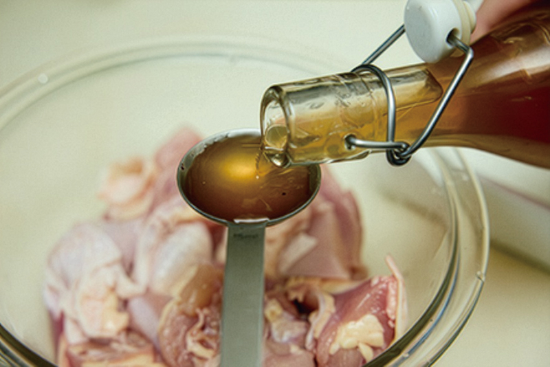 鶏もも肉に梅酢をよく揉み込む