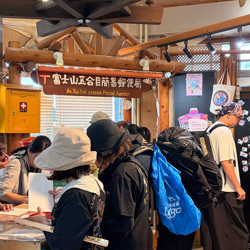 富士登山の起点である五合目には、神社や郵便局、お土産売り場、南アルプスを一望できる展望台があり、あっという間に時間が過ぎる