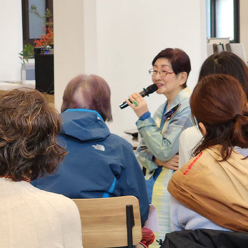 メイクのみならず「自分らしく生きる」ヒントを全国各地で講演する小林さん（写真は尾道でのセミナー）