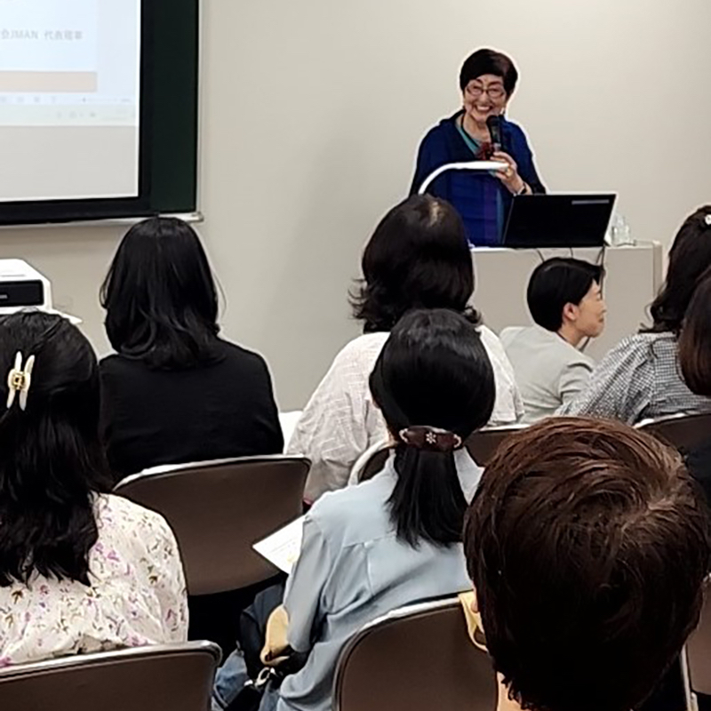 メイクの学校や美容に特化した高校を運営し、後進の育成にも力を注ぐ（写真は大阪でのセミナー）