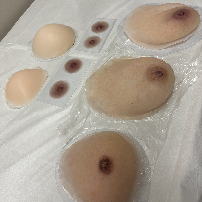 三浦さんが製作した人工乳房。残った胸から型を取り、シリコンで作る。血管などもリアルに描かれる。ニップル（乳頭）だけの需要も高いという