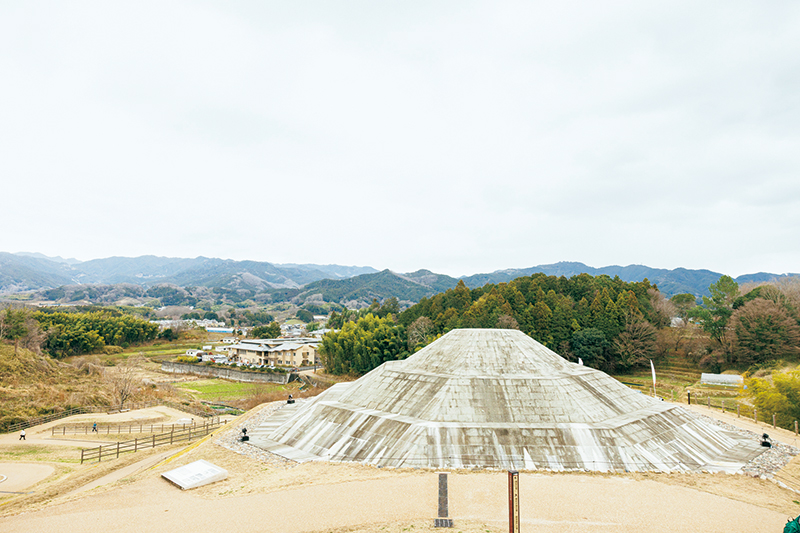 牽牛子塚古墳。天皇陵を象徴する八角墳（八角形の墓）は、天皇を中心とする中央集権国家の確立を示したもので、日本独自の思想から生まれた形。