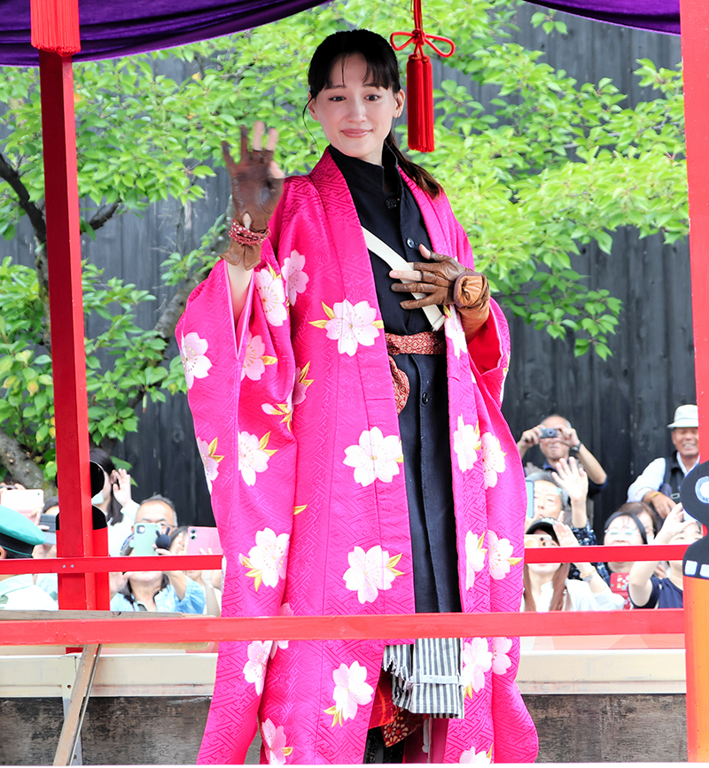最後まで笑顔を絶やさず、沿道の人たちに手を振り続ける綾瀬