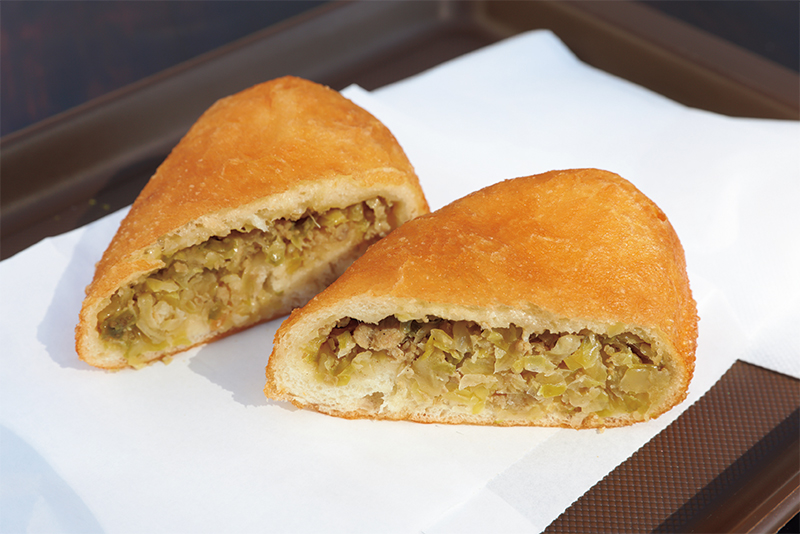 岡部さんが満州開拓時代に現地で教わったという『ペロシキ』（400円）は、今も手作り。中にはキャベツや豚肉がぎっしり！（撮影／菅井淳子）